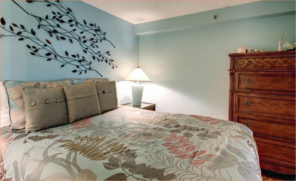 Queen guestroom is adjacent to the living area with easy access to the shared, 2nd bathroom.
