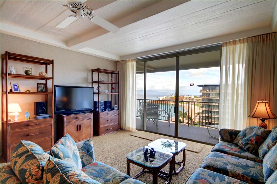 Verdant views of the island of Maui, Hawaiian Island luxury 1 bedroom, 1 bath condo with a fully furnished and air conditioned tropical accommodations.