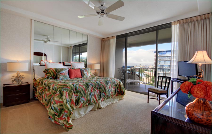 The generous master bedroom with full en-suite bathroom, king sized bed and slider to the private lanai.